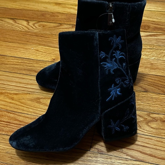 New Kenneth Cole Black Velvet Ankle Booties - Picture 2 of 6